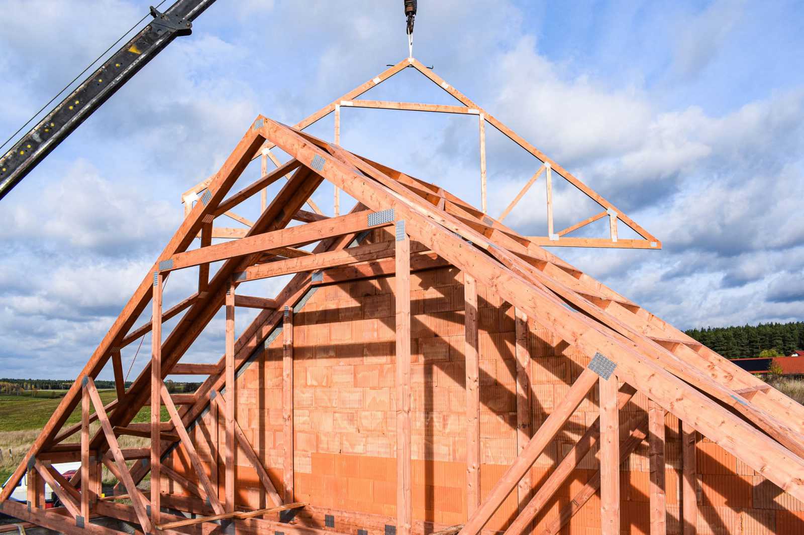 techma-12 Montaż wiązarów dachowych na budynku