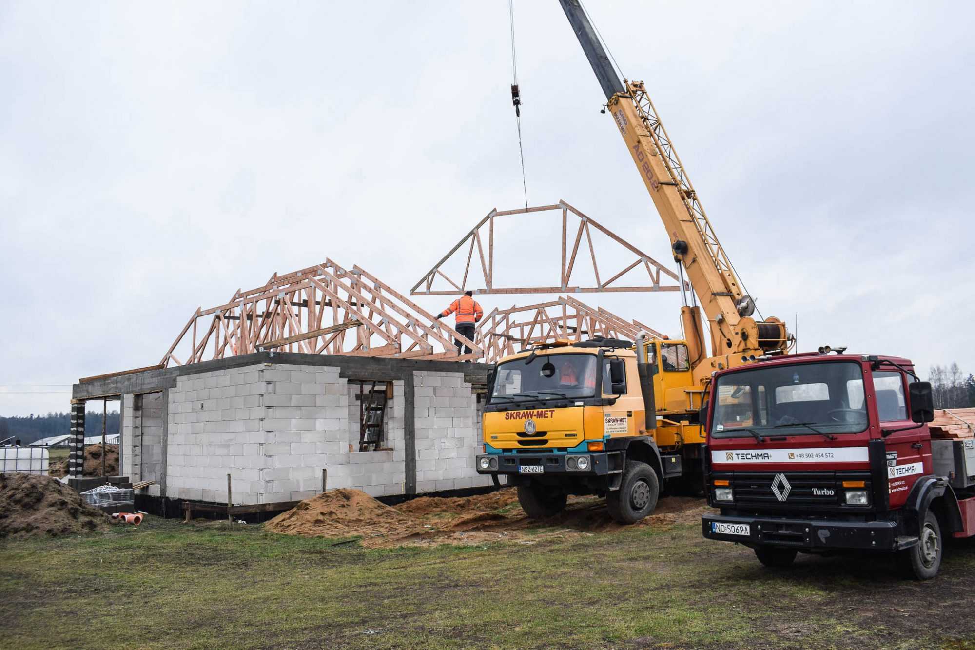 techma-14 Montaż gotowych wiązarów na budynku